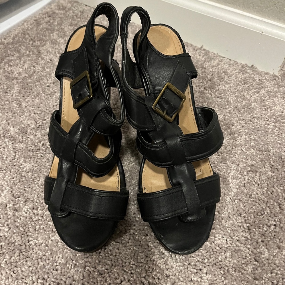 Black wedges